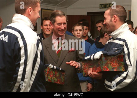 PA NEWS PHOTO 17/12/98 LE PRINCE DE GALLES AU NINIAN PARK CARDIFF OÙ LES BÉNÉVOLES DE SA CONFIANCE DU PRINCE ONT FORMÉ UN PARTENARIAT AVEC LE CARDIFF CITY CLUB POUR CRÉER DES ÉQUIPES. Banque D'Images