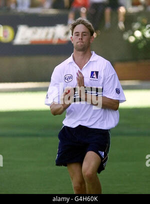 Matthew Nicholson, le joueur de football australien, qui a été choisi pour jouer après que Jason Gillespie s'est retiré pour cause de blessure, pratique dans les filets du terrain de cricket de Melbourne, avant le quatrième match du test des cendres contre l'Angleterre. Banque D'Images