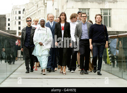 Save The Children's 'Fashion Mile Né à marcher la tête haute" Lancement de campagne Banque D'Images