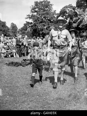 Loup Cub Roger Baldwin de huit ans avec le Chef scout, Lord Rowallan. Le jeune garçon a été choisi pour rencontrer et serrer la main avec Lord Rowallan au Jamboree des scouts pour être le Cub du loup le plus dur à travailler Banque D'Images