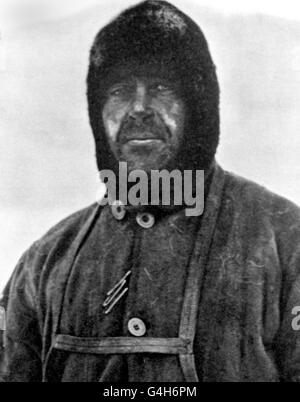 Capitaine Robert Falcon Scott, chef de l'expédition malheureuse Terra Nova au pôle Sud. Scott a dirigé un groupe de cinq personnes qui a atteint le pôle Sud le 17 janvier 1912, pour découvrir qu'elles avaient été précédées par l'expédition norvégienne de Roald Amundsen. Lors de leur voyage de retour, Scott et ses quatre camarades ont tous péri. Banque D'Images