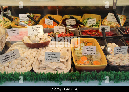 Des plats traditionnels italiens dans la vitrine d'une épicerie à Paris (France). Banque D'Images