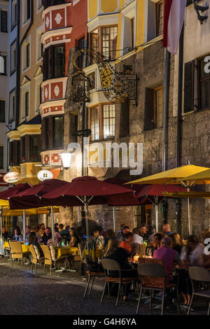 Vue nocturne de la vieille ville avec café en plein air, Innsbruck, Tyrol, Autriche Banque D'Images