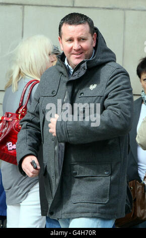 Essai de la Force volontaire Ulster. Le défendeur Darren Moore devant le tribunal de la Couronne de Belfast. Banque D'Images