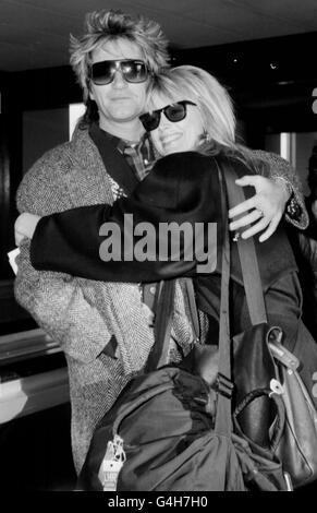 La star pop Rod Stewart et sa copine Kelly Emberg à l'aéroport de Heathrow à Londres avant de retourner à Los Angeles après avoir passé Noël en Grande-Bretagne. * 8/1/99 M. Stewart et son épouse actuelle - Rachel Hunter - ont annoncé hier soir qu'ils se séparent. Banque D'Images