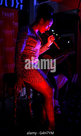 La chanteuse Alexandra Burke se produit à l'ouverture du nouveau centre de radiodiffusion de Heart radio à Milton Keynes, dans le Buckinghamshire. Banque D'Images