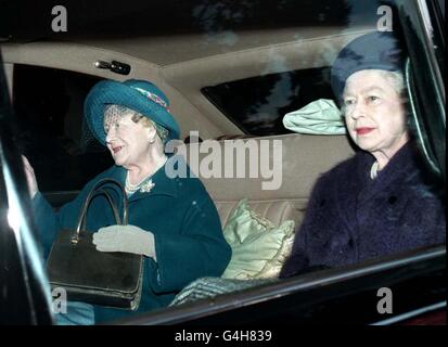 Sa Majesté la Reine (à droite) et la Reine mère arrivent aujourd'hui pour un service de l'Église à Sandringham (dimanche). Photo de Toby Melville/PA. Banque D'Images