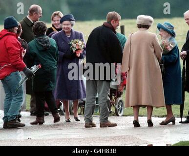 Sa Majesté la Reine (au centre avec des fleurs), la Reine mère (à droite) et le duc d'Édimbourg (à gauche) partagent une conversation avec les foules alors qu'elles quittent aujourd'hui un service de l'Église à Sandringham (dimanche). Photo de Toby Melville/PA. Banque D'Images