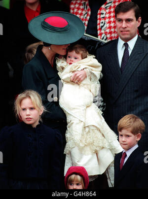 Le duc de York regarde la duchesse de York embrasser leur bébé princesse Eugénie Victoria Helena après son baptême à l'église Sandringham. Ils sont rejoints par deux des cousins de la princesse Eugénie, Zara Phillips (en bas à gauche) et le prince Harry. Banque D'Images