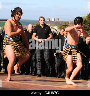 Alastair Kellock en Écosse avec son équipe pendant qu'ils regardent la danse traditionnelle pendant l'accueil de l'équipe à te Rau Aroha Marae, Bluff, Nouvelle-Zélande. Banque D'Images