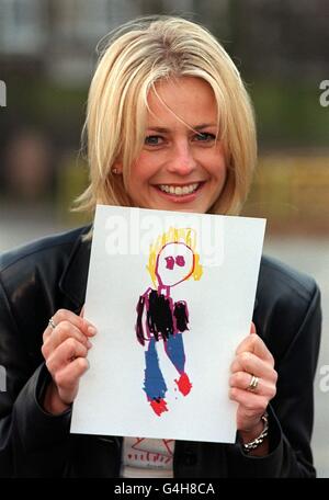 La présentatrice de télévision Ulrika Jonsson avec un portrait d'elle-même dessiné par son quatre ans, Cameron Turnball aujourd'hui (lundi) au lancement de la recherche de Oil of Ulay sur « Make Your Mum a Star » dans le nord de Londres.Blonde Ulrika, a appelé les enfants à dessiner une image de leur mère et d'expliquer pourquoi elle est spéciale à eux pour la compétition par l'huile d'Oulay.Voir l'histoire de PA SHOWBIZ Ulrika.Photo de Peter J Jordan/PA. Banque D'Images