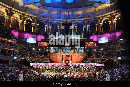 Une vue générale du Royal Albert Hall, pendant la BBC dernière nuit des Proms 2011. Banque D'Images