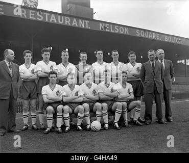 Groupe d'équipe Bolton Wanderers. (Dernière rangée, G-D) M. Bill ridding, Ralph Gubbins, Roy Hartle, Derek Hennin, Eddie Hopkinson, John Higgins, Brian Edwards, Tommy Banks, inconnu et inconnu. (Première rangée, G-D) Brian Birch, Dennis Stevens, NAT Lofthouse, Ray Parry et Doug Holden Banque D'Images