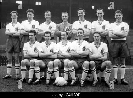 La première équipe de Bolton Wanderers, dont les onze premiers pour la finale de la coupe FA seront choisis : (rangée arrière, l-r) Ralph Gubbins, Roy Hartle, Derek Hennin, Eddie Hopkinson, John Higgins, Brian Edwards, Tom Banks; (rangée avant, l-r) Brian Birch, Dennis Stevens, NAT NAT Parry, Ray Holden, Doug Lofthouse Banque D'Images