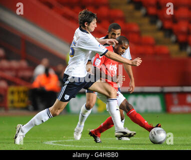 Soccer - Carling Cup - deuxième tour - Charlton Athletic v Preston North End - The Valley.Bradley Pritchard de Charlton Athletic (à droite) et Adam Barton de Preston North End pour le ballon Banque D'Images