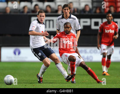 Soccer - Carling Cup - deuxième tour - Charlton Athletic v Preston North End - The Valley.Bradley Pritchard de Charlton Athletic (à droite) et Paul Coutts de Preston North End se battent pour le ballon Banque D'Images