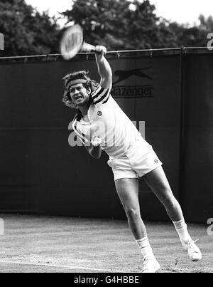 Le joueur de tennis américain John McEnroe, numéro deux, sert lors de son deuxième match contre l'australien T. J. Rocavert sur le court trois aux championnats de tennis de Wimbledon. Banque D'Images