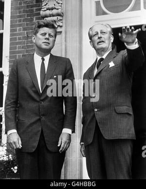 Le Premier ministre Harold Macmillan (R) souligne le mensonge du pays à Birch Grove, sa maison du Sussex, au président américain John F Kennedy, en visite brève, pendant une pause dans leurs pourparlers informels. Banque D'Images