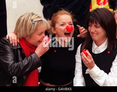 (G - D) la présentatrice à la télévision Mariella Frostrup, l'ancienne Spice Girl Geri Halliwell et la présentatrice à la télévision et à la radio Emma Freud à Leicester Square, Londres, pour aider à lancer l'appel de secours comique 1999. Le nouveau nez rouge grinçant coûte 1livre avec 70p aller à Comic relief. Banque D'Images