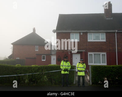 Des policiers se tiennent devant une maison à Preston, dans le Lancashire, après la découverte du corps d'un homme et d'un bébé. Banque D'Images