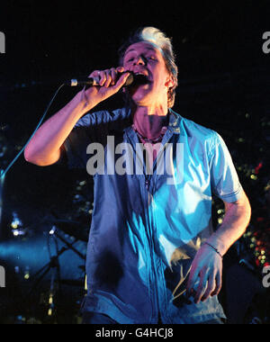 Tony Wright, chanteur principal avec Terrorvision, sur scène pendant le concert du groupe à l'Université Oxford Brookes. Banque D'Images