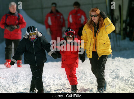 La duchesse de York avec ses filles, les Princesses Beatrice (à gauche) et Eugénie, au début de leurs vacances dans la station de ski suisse de Verbier. Banque D'Images