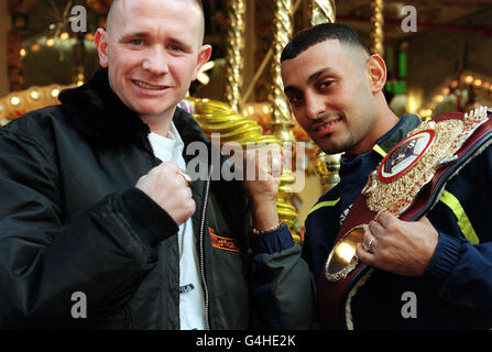 Paul Gingle, champion d'Europe et du Commonwealth en poids plume, et le Prince Naseem Hamed, champion du WBO et de l'IBF, à Leicester Square, Londres, après une conférence de presse pour annoncer leur combat à la Manchester Evening News Arena le 10 1999 avril. Banque D'Images