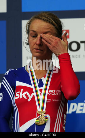 Emma Pooley, de Grande-Bretagne, se pare de son visage pour accepter la médaille de bronze après avoir omis de défendre son titre dans le procès de Womens Elite Time Trial pendant le deuxième jour des Championnats du monde de course sur route UCI, Copenhague. Banque D'Images