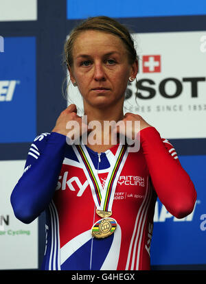 Emma Pooley, de Grande-Bretagne, accepte sa médaille de bronze après avoir omis de défendre son titre dans le procès de temps d'élite des femmes pendant le deuxième jour des Championnats du monde de course sur route UCI, Copenhague. Banque D'Images