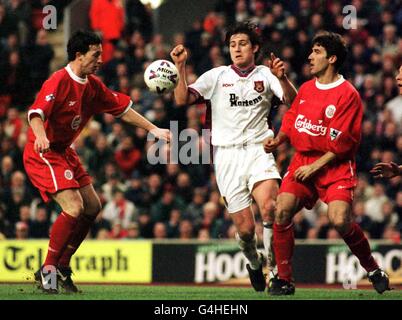 Robbie Fowler de Liverpool (à gauche) et son coéquipier Karl Heinz Riedle prennent Frank Lampard de West Ham (au centre), à Anfield. Score final : Liverpool 2 West Ham 2. Banque D'Images