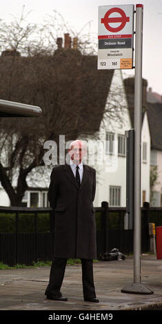 Sir William MacPherson, président de l'enquête Stephen Lawrence, visite l'arrêt d'autobus à Eltham, dans le sud-est de Londres, où l'adolescent noir a été assassiné, afin de sensibiliser le public à l'enquête. Banque D'Images