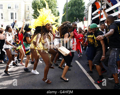 Les artistes du Carnaval dansent pendant la journée des enfants du Carnaval de Notting Hill, Londres. Banque D'Images