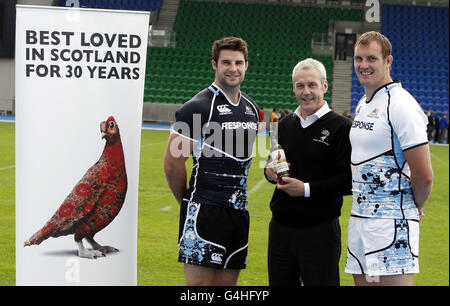 Johnnie Beattie (à gauche) et Al Kellock (à droite), joueurs des Glasgow Warriors, avec le célèbre directeur du patrimoine de la marque Grouse Derek Brown lors d'une séance photo pour annoncer leur contrat de parrainage au stade Scotstoun, à Glasgow. Banque D'Images