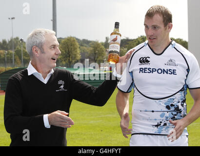 Al Kellock (à droite) des Glasgow Warriors avec Derek Brown, le célèbre directeur du patrimoine de la marque Grouse, lors d'une séance photo, pour annoncer leur contrat de parrainage au stade Scotstoun, à Glasgow. Banque D'Images