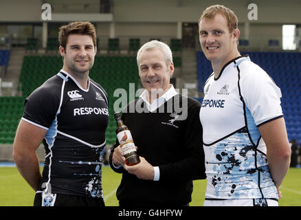 Johnnie Beattie (à gauche) et Al Kellock (à droite), joueurs des Glasgow Warriors, avec le célèbre directeur du patrimoine de la marque Grouse Derek Brown lors d'une séance photo pour annoncer leur contrat de parrainage au stade Scotstoun, à Glasgow. Banque D'Images