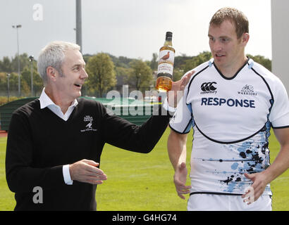 Al Kellock (à droite) des Glasgow Warriors avec Derek Brown, le célèbre directeur du patrimoine de la marque Grouse, lors d'une séance photo, pour annoncer leur contrat de parrainage au stade Scotstoun, à Glasgow. Banque D'Images