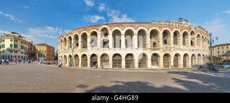 Amphiteatere (Vérone, l'arène romaine), la Piazza Bra vieille ville, région du Veneto, Italie Banque D'Images