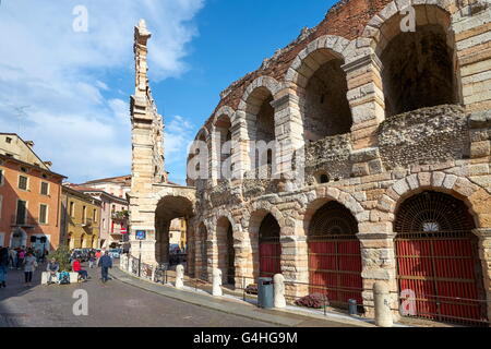 L'Arène (amphiteatere), la Piazza Bra, vieille ville de Vérone, Vénétie, Italie Banque D'Images