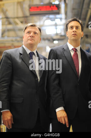 Ed Miliband, chef de file syndical, et Ed Balls, chancelier de l'ombre, visitent aujourd'hui l'usine de Vauxhall Motors à Luton. Banque D'Images