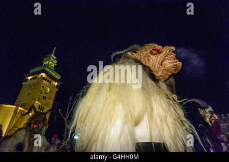 Procession avec Perchtenlauf masque au square Krampus Hauptplatz, town hall, Autriche, Niederösterreich, Autriche, Weinviertel Banque D'Images