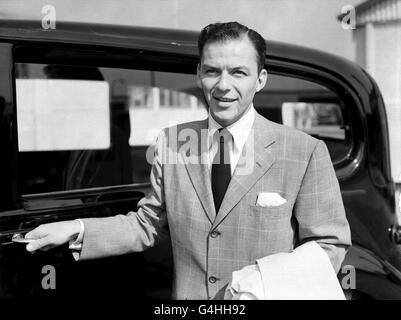 Frank Sinatra à l'aéroport de Londres Heathrow à son retour de son voyage en Amérique. Banque D'Images