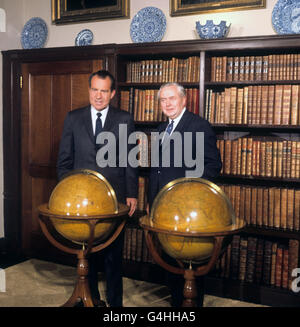 PA NEWS PHOTO 24/2/69 LE PRÉSIDENT AMÉRICAIN RICHARD NIXON (À GAUCHE) AVEC LE PREMIER MINISTRE BRITANNIQUE HAROLD WILSON À CHEQURS.* 25/9/03: Les dossiers publiés par le public Record Office révèlent l'immense détail que le gouvernement britannique a eu en prévision de la visite de Nixon.Des ordres du jour détaillant les sujets de discussion ont été établis et reformulés à maintes reprises jusqu'à ce qu'un accord soit conclu des deux côtés de l'Atlantique. Banque D'Images