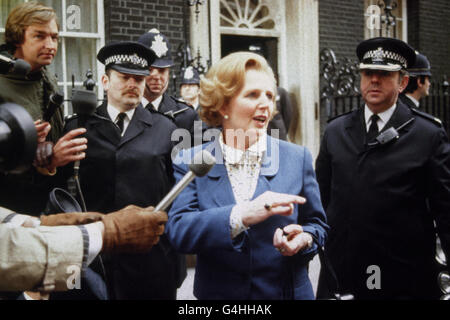 La première femme Premier ministre britannique, Margaret Thatcher, arrive au n° 10 Downing Street pour prendre ses fonctions après la victoire des conservateurs aux élections générales. Banque D'Images