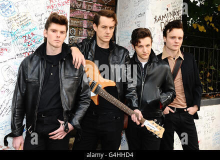 (De gauche à droite) acteurs Oliver Bennett, comme Pete Best, Andrew Knott, comme John Lennon, William Payne,Comme George Harrison et Daniel Healy, comme Paul McCartney, étoiles dans la pièce Backbeat au Duke of York's Theatre, lors d'un photocall à Abbey Road, au nord de Londres. Banque D'Images