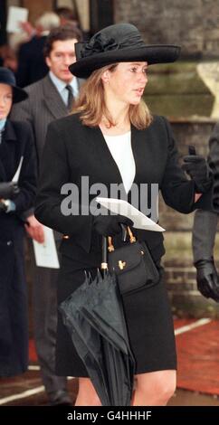 Tiggy Legge-Bourke arrive à l'église Saint-Paul de Knightsbridge, Londres, le mardi 15 décembre 1998 pour un service commémoratif à Mme Susan Barrantes, la mère de la duchesse de York, qui est décédée en septembre dans un accident de voiture en Argentine.En plus du duc et de la duchesse de York et de leurs enfants, d'autres étaient présents, notamment le père de la duchesse, le major Ron Ferguson, et sa femme Susan, et Paul Burrell, l'ancien maître d'hôtel de Diana, la princesse de Galles.Voir PA Story ROYAL Barrantes (remplaçant).Photo PA : Toby Melville Banque D'Images