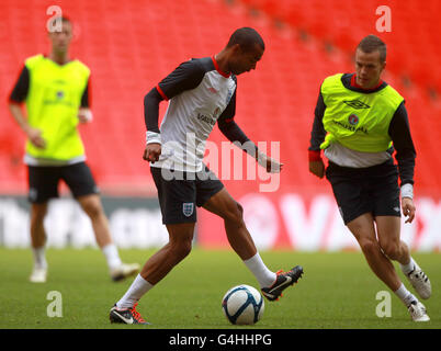 Ashley Cole (au centre) et Tom Cleverley (à droite) pendant une séance d'entraînement au stade Wembley, à Londres. Banque D'Images