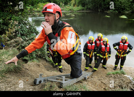 Pompiers lors d'un exercice d'entraînement de sauvetage en rivière, à Hackney Marshes, dans le nord-est de Londres. Banque D'Images