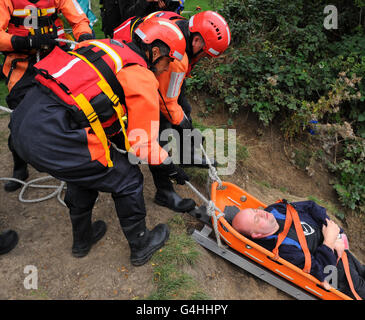 Les pompiers déplacent une victime sur une civière lors d'un exercice d'entraînement de sauvetage de rivière, à Hackney Marshes, dans le nord-est de Londres. Banque D'Images