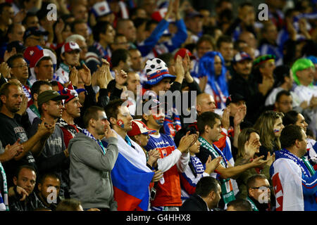 Football - UEFA Euro 2012 - qualification - Groupe B - République d'Irlande / Slovaquie - Stade Aviva. Les fans slovaques applaudissent de leur côté dans les tribunes Banque D'Images