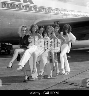 Les gens de PAN, de gauche à droite, Sarah Woolllett, Pauline Crawford, Tricia McSherry,Abigail Higgins, Frankie Whitburn et Helen Joyce à leur arrivée à l'aéroport d'Heathrow après avoir été renvoyés de Bahreïn à mi-chemin par leur contrat de six semaines.Les danseurs n'ont pas rencontré l'approbation des chefs religieux islamiques du pays se préparant au Ramadan. Banque D'Images